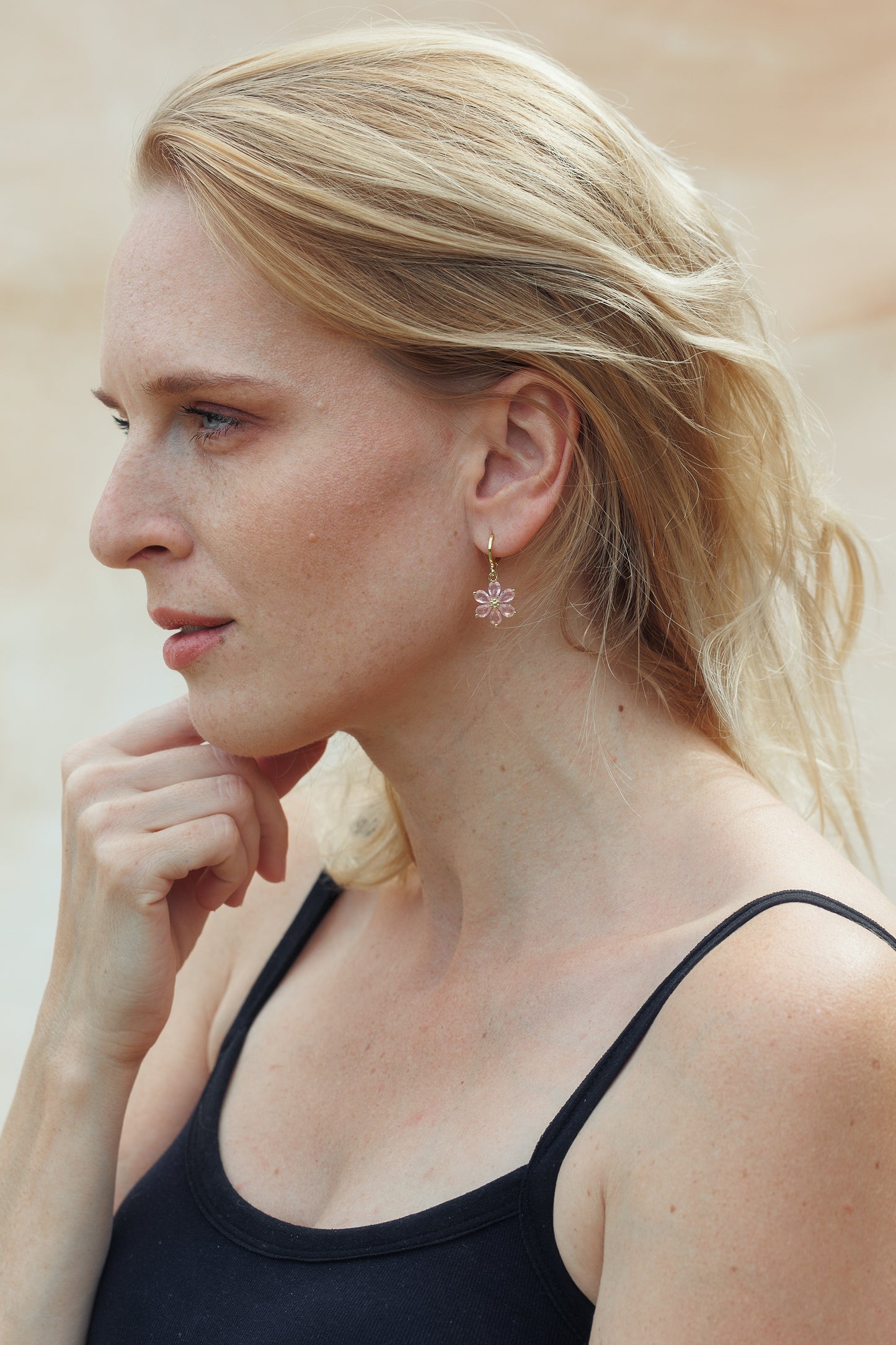 Pozlacené květinové náušnice s růžovými krystaly – Blossom Joy