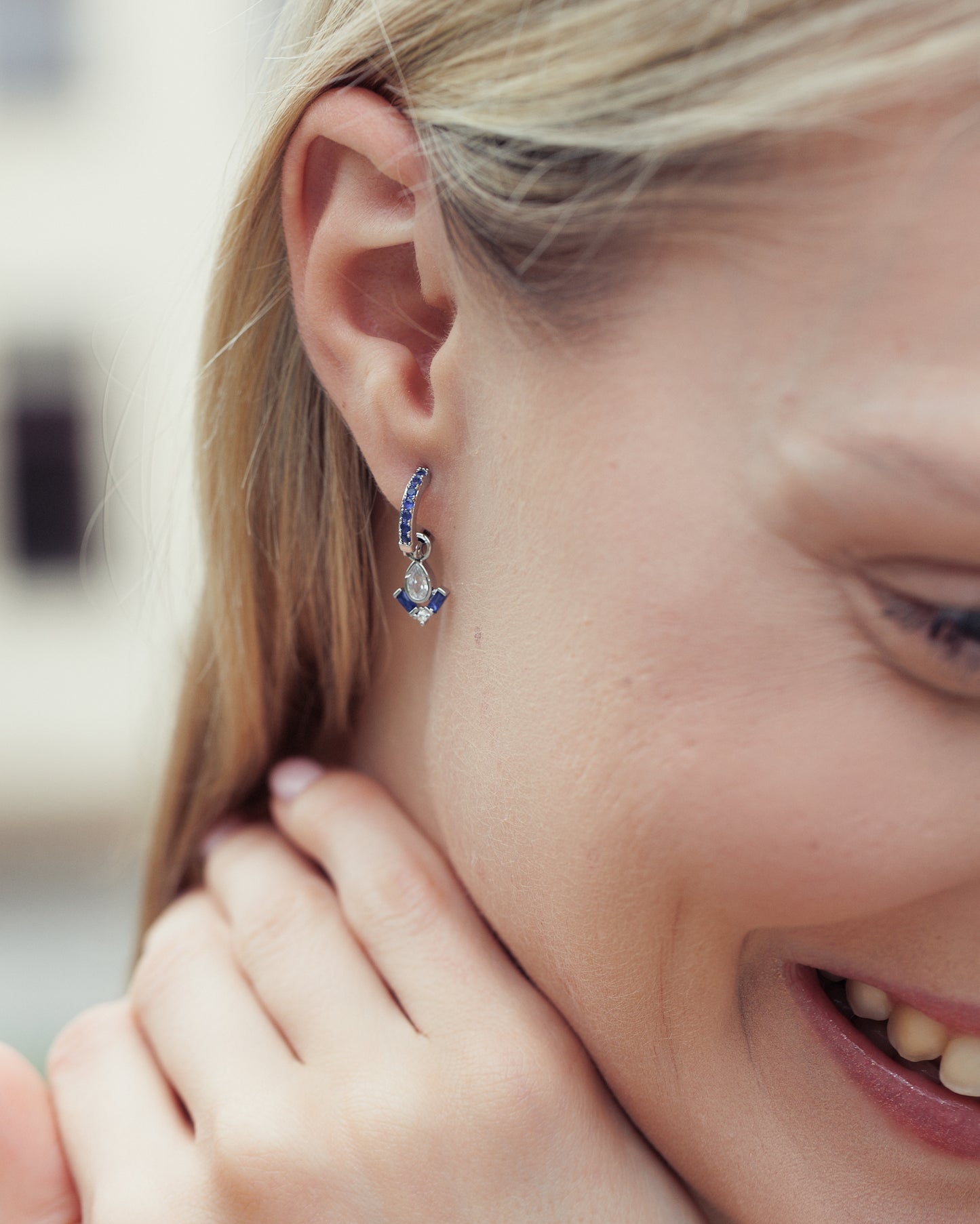 Náušnice s motivem tulipánu Confidence boost, pozlacené bílým zlatem