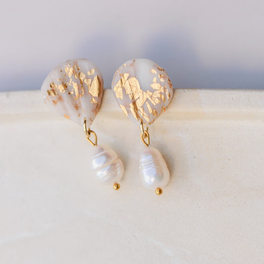 Náušnice s říční perlou a zlatými vločkami | Golden Pearl Bloom