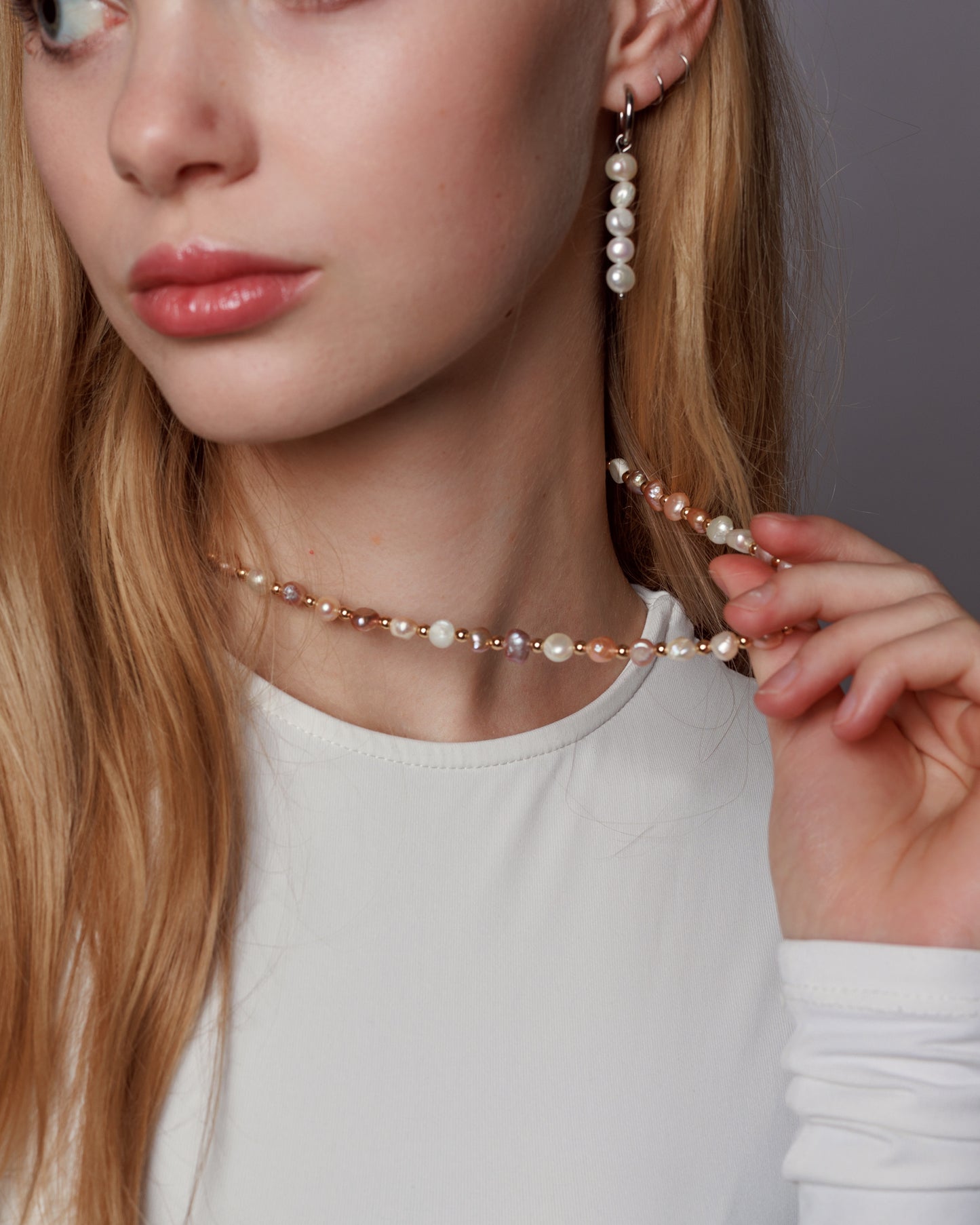 Náhrdelník Pastel Pearl Bloom – náhrdelník z říčních perel a pozlaceného hematitu