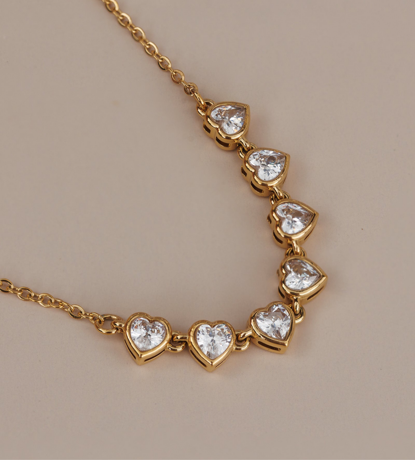 Náhrdelník se srdíčky Sweetheart Glow, pozlacený