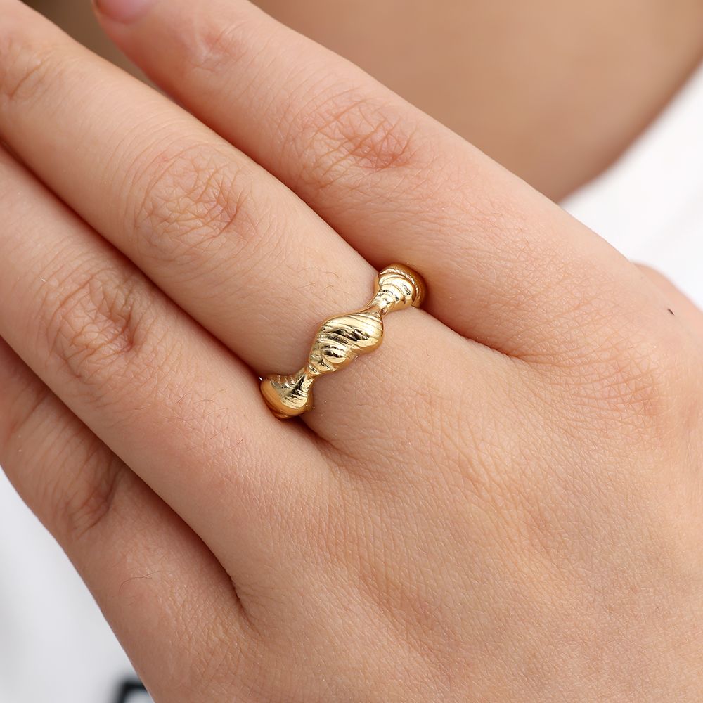 Prsten Confidence s organickou strukturou, pozlacený