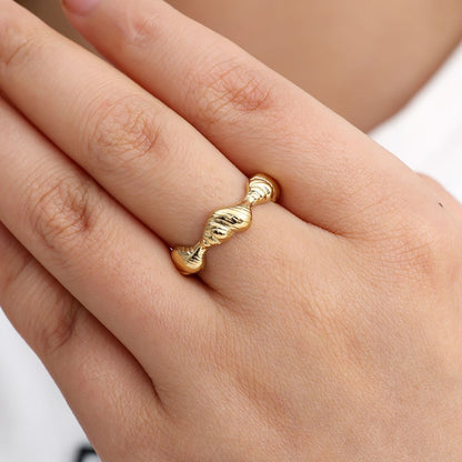 Prsten Confidence s organickou strukturou, pozlacený