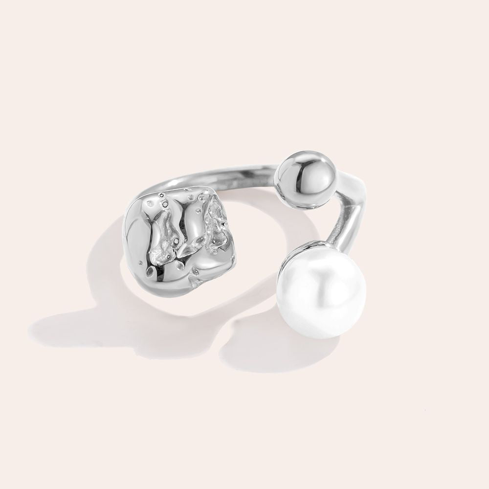 Designový prsten s umělou perlou