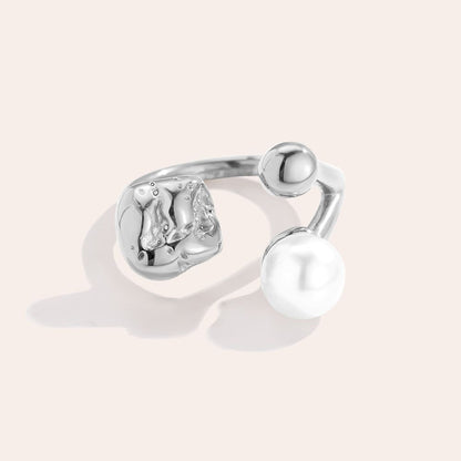 Designový prsten s umělou perlou