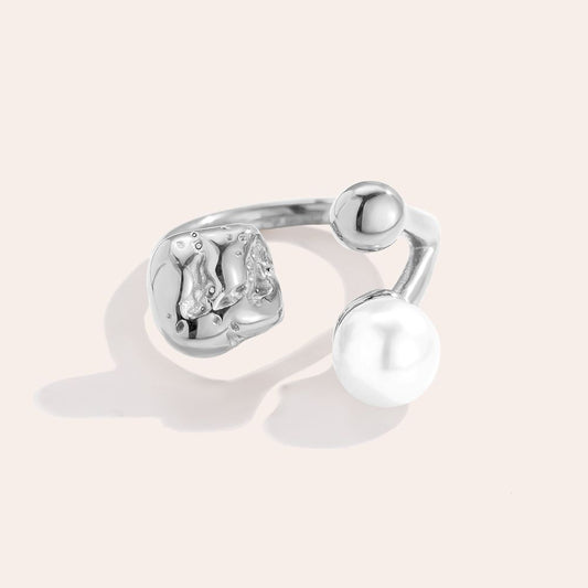 Designový prsten s umělou perlou
