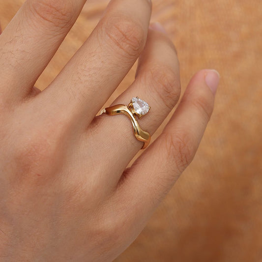 Pozlacený prsten s imitací diamantu na vlně