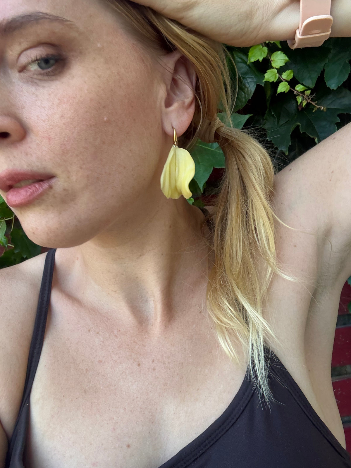 Žluté květinové náušnice z chirurgické oceli | Sun Bloom