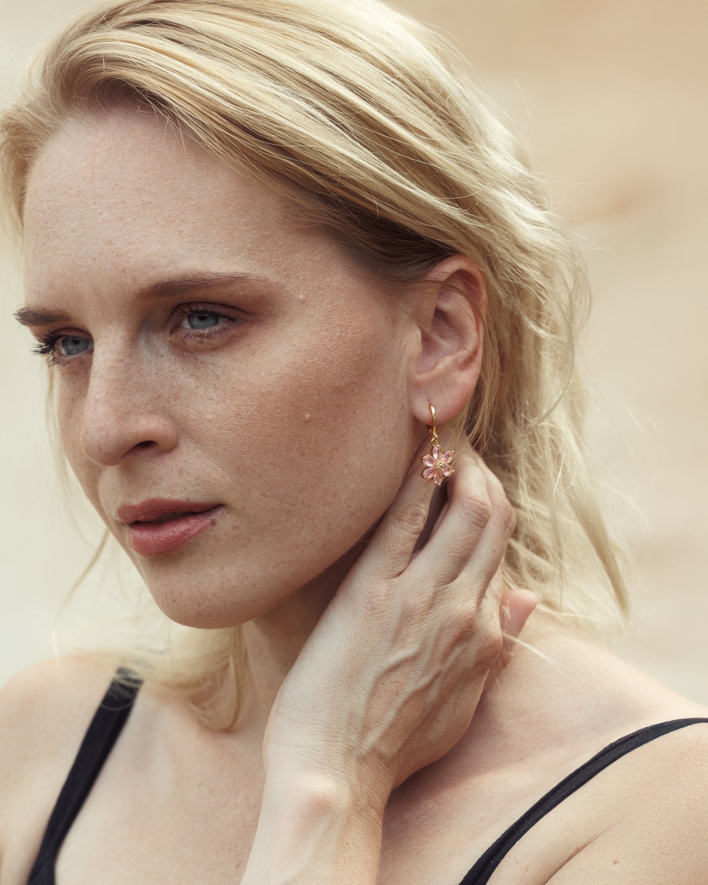 Pozlacené květinové náušnice s růžovými krystaly – Blossom Joy