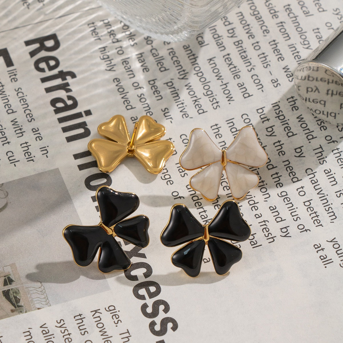 Náušnice černé mašličky Belle bow, pozlacené