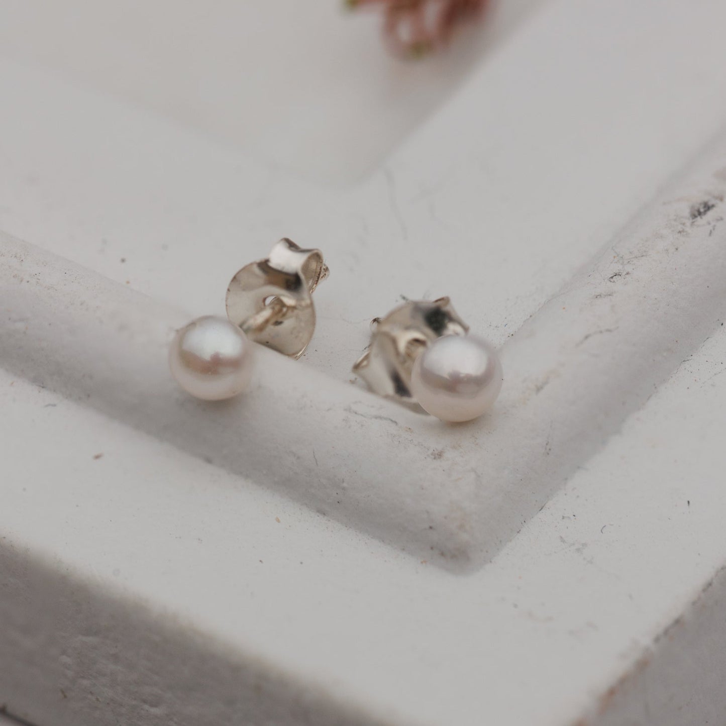 Stříbrné náušnice se sladkovodní perlou – Grace Petite 4 mm