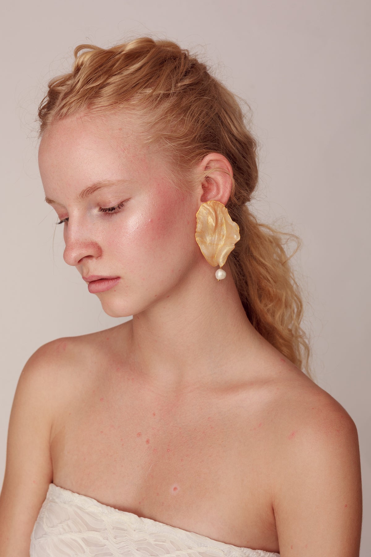 Elegant bloom. Pearl finish.