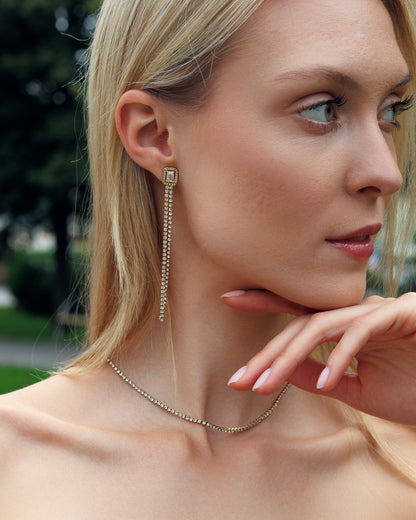 Pozlacené dlouhé náušnice s krystaly – Spotlight Queen