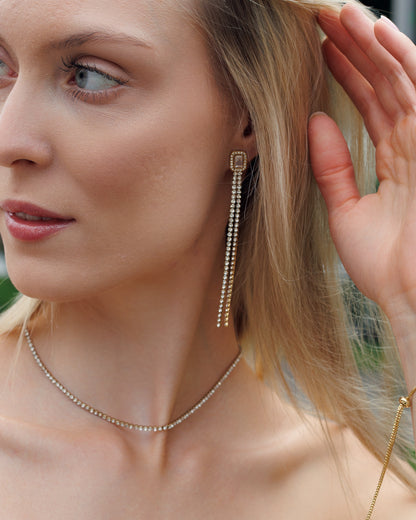Pozlacené dlouhé náušnice s krystaly – Spotlight Queen