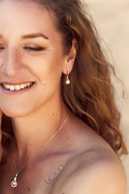 Stříbrné náušnice se sladkovodní perlou a zirkony – Eternal Grace