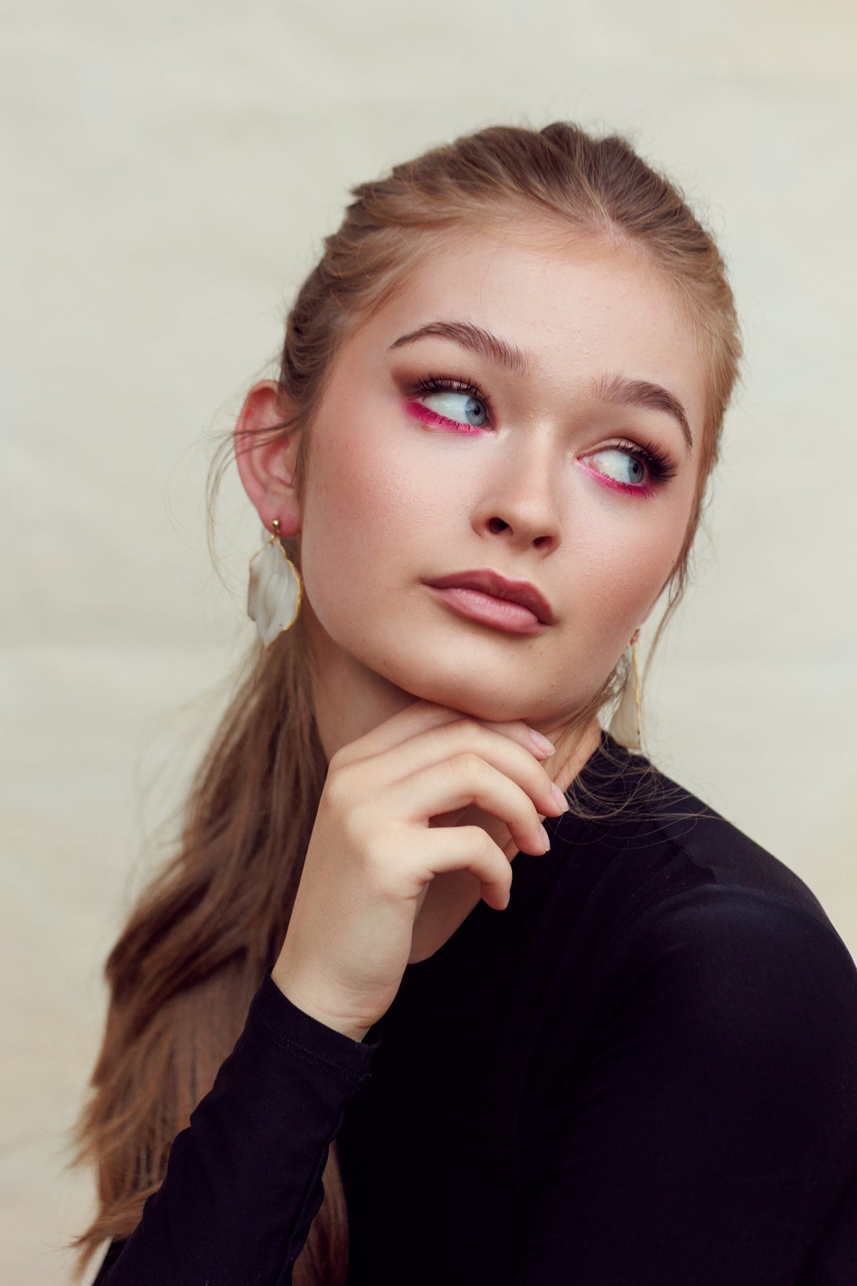 Bílé květinové náušnice se zlatým okrajem | Ivory Bloom
