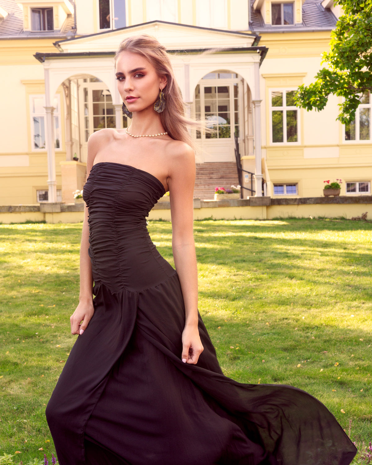 Černé statement náušnice se zlatými odlesky | Black Dahlia