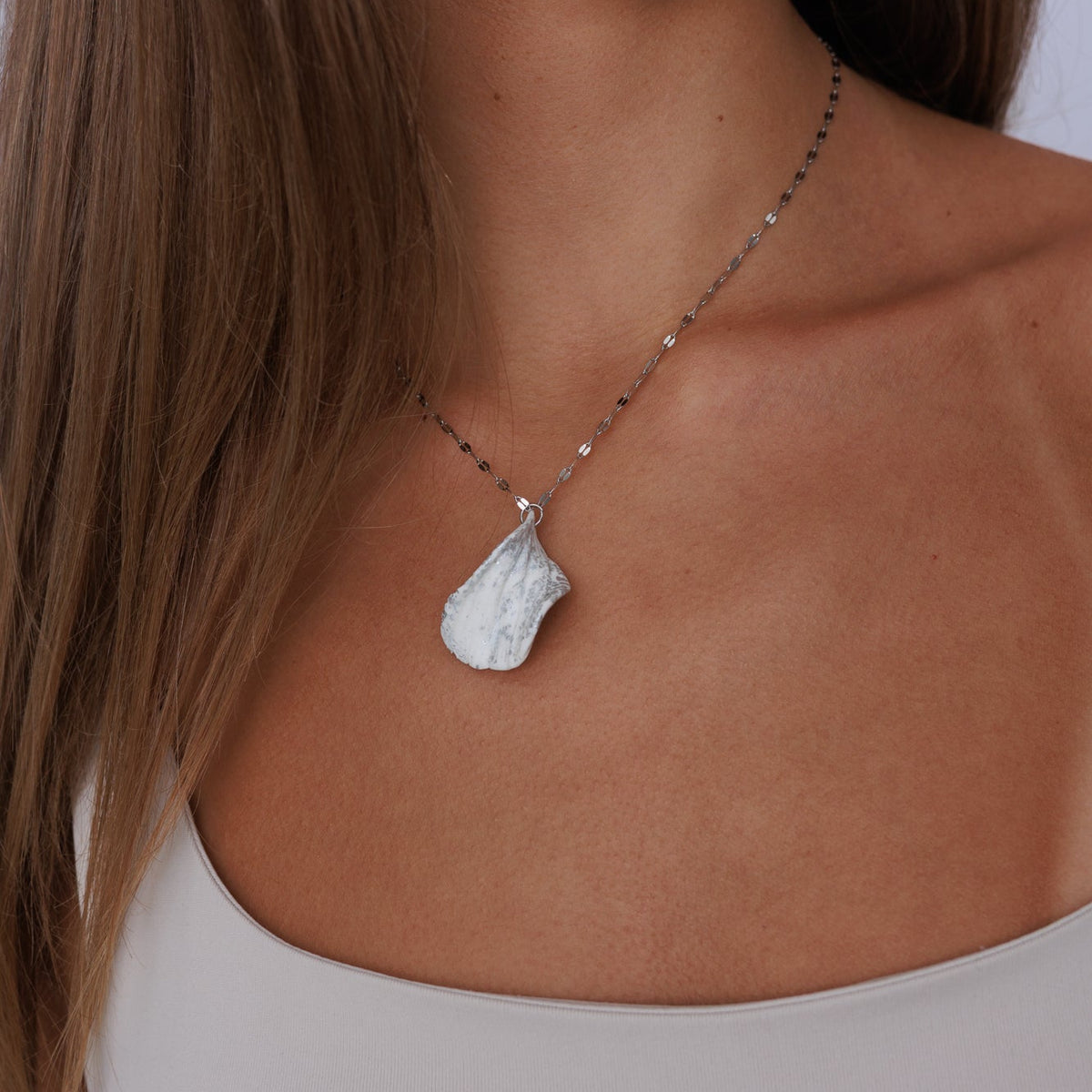 Řetízek s bílým okvětním lístkem | Silver Bloom