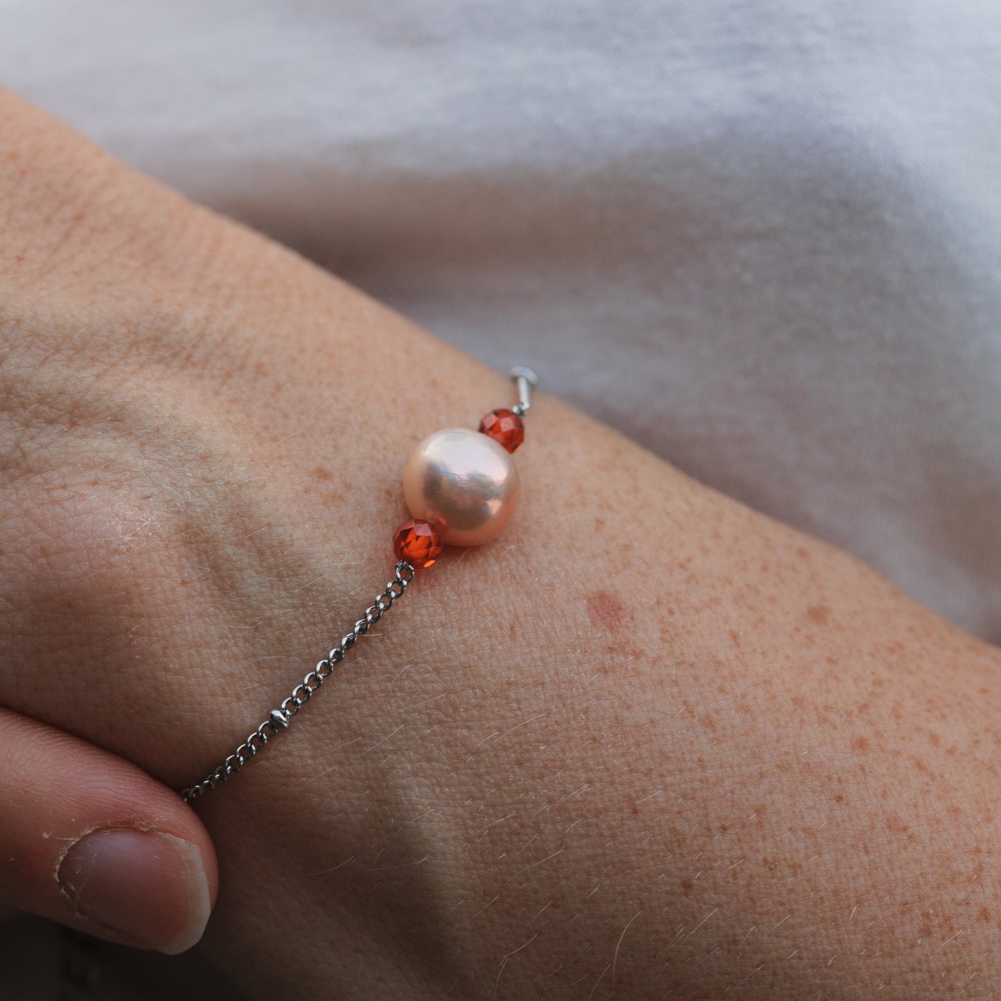 Náramek s perlou a červenými zirkoniemi | Red Pearl