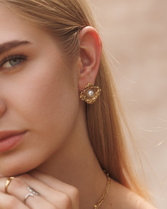 Květinové náušnice s perlou Pearl Fleur, pozlacené 18k zlatem