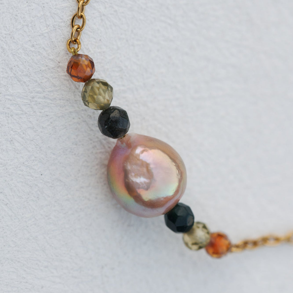 Náhrdelník s říční perlou, achátem a zirkoniemi | Ember Pearl