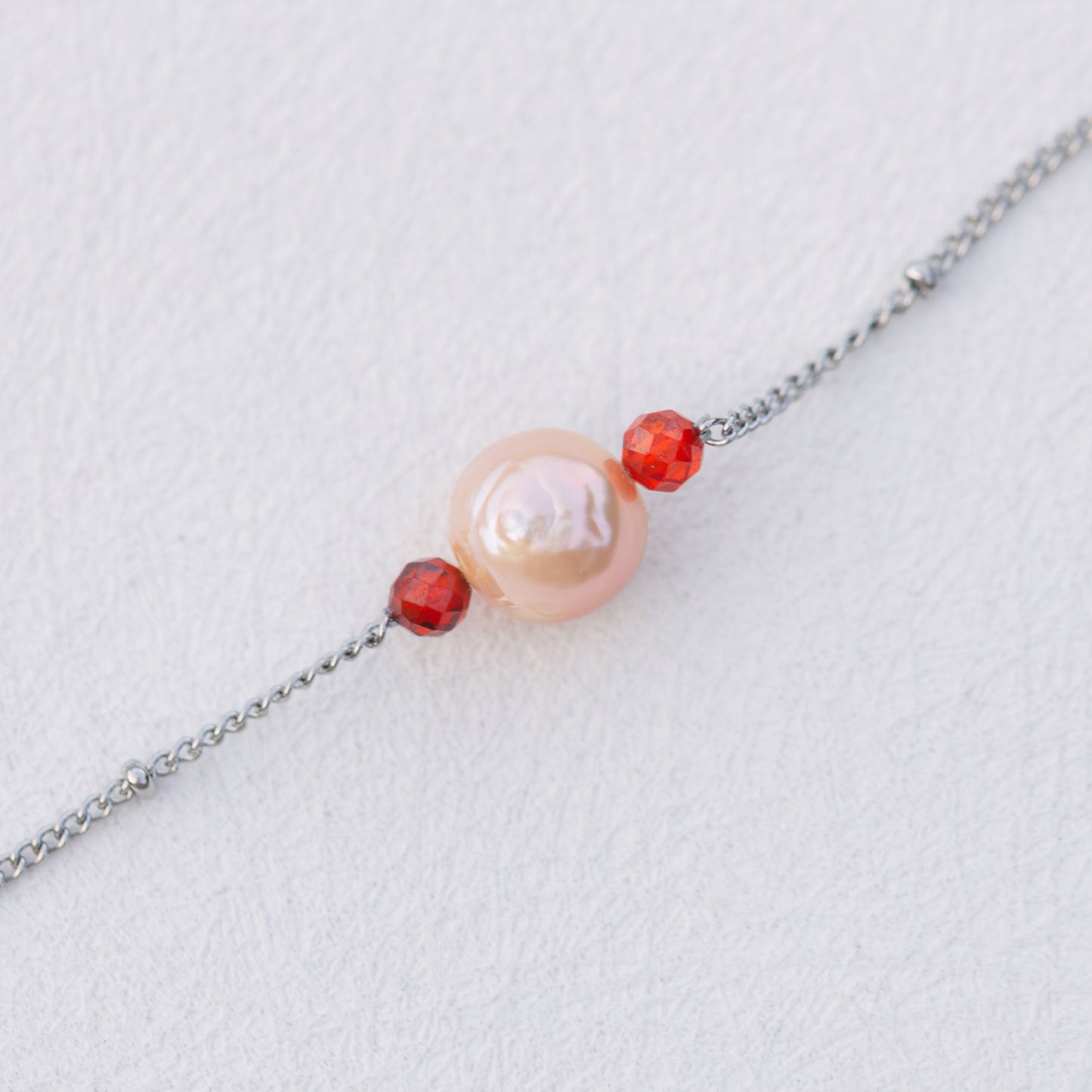 Náramek s perlou a červenými zirkoniemi | Red Pearl