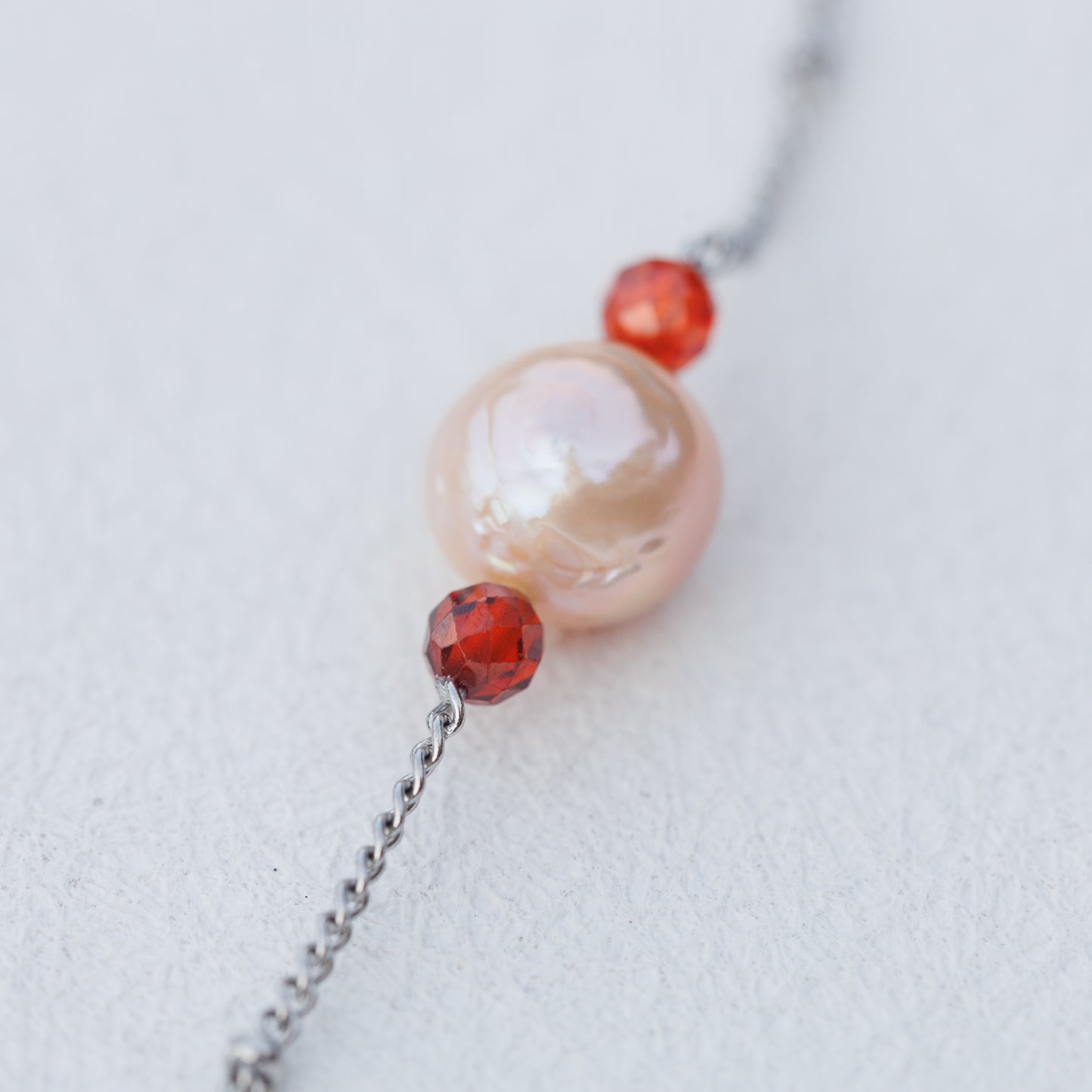 Náramek s perlou a červenými zirkoniemi | Red Pearl
