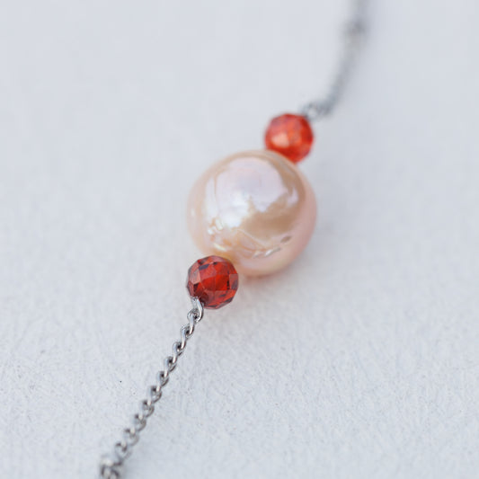 Náramek s perlou a červenými zirkoniemi | Red Pearl