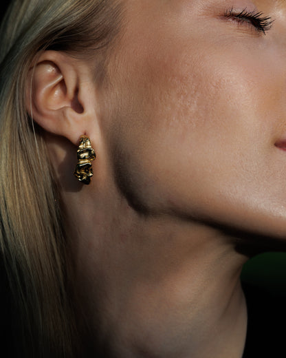 Náušnice se zmačkaným efektem Abstract hoops, pozlacené