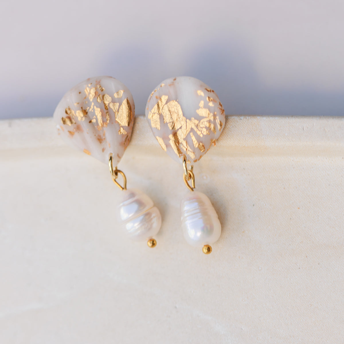 Náušnice s říční perlou a zlatými vločkami | Golden Pearl Bloom