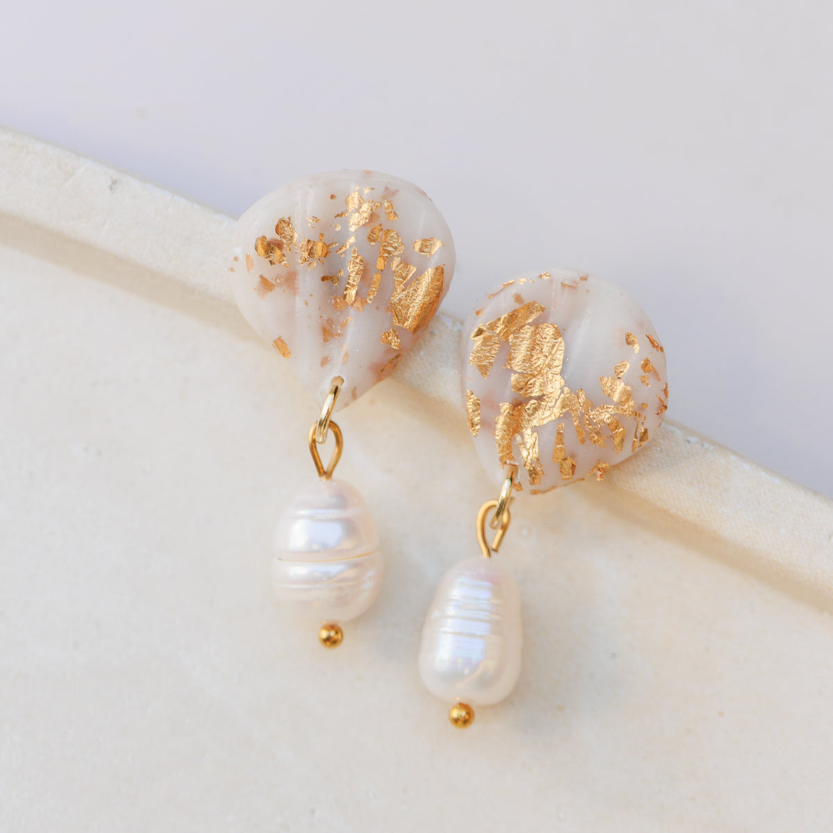 Náušnice s říční perlou a zlatými vločkami | Golden Pearl Bloom