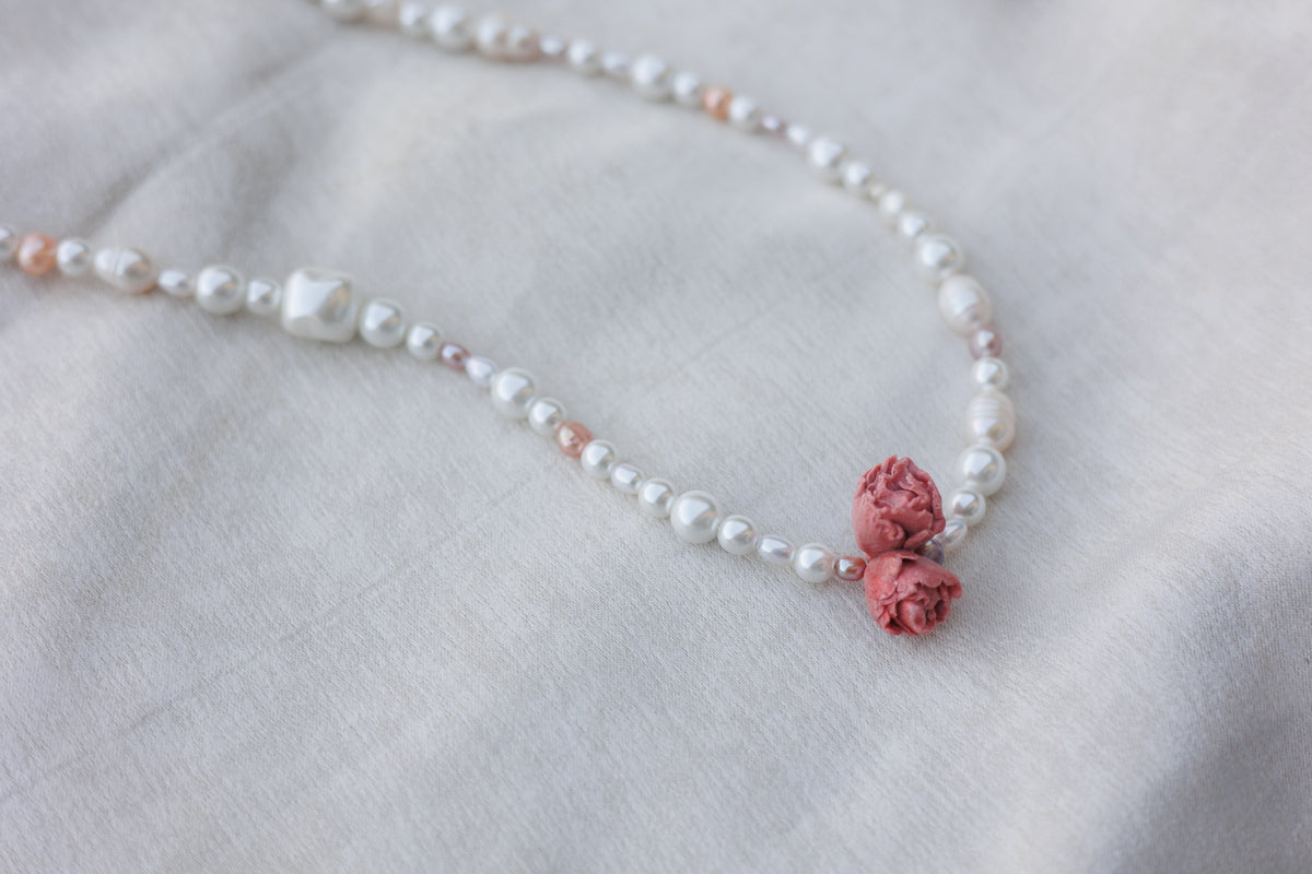 Perlový náhrdelník s mini pivoňkami | Peony Kiss