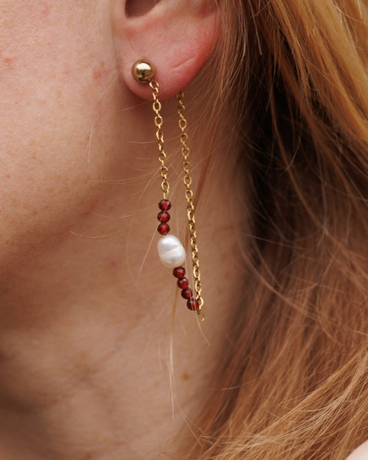 Náušnice s řetízkem a perlou Bold Romance