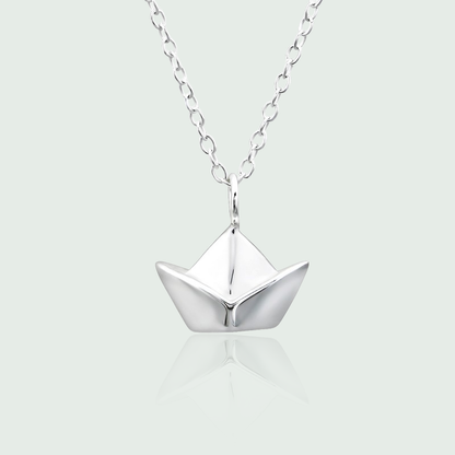 Stříbrný náhrdelník s origami loďkou – Go With The Flow