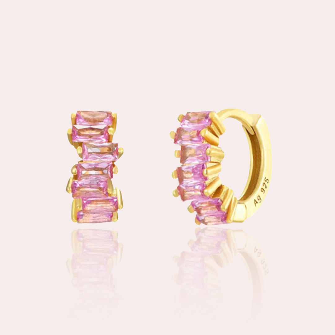 Pink Riot Hoops – pozlacené kruhové náušnice s růžovými zirkony