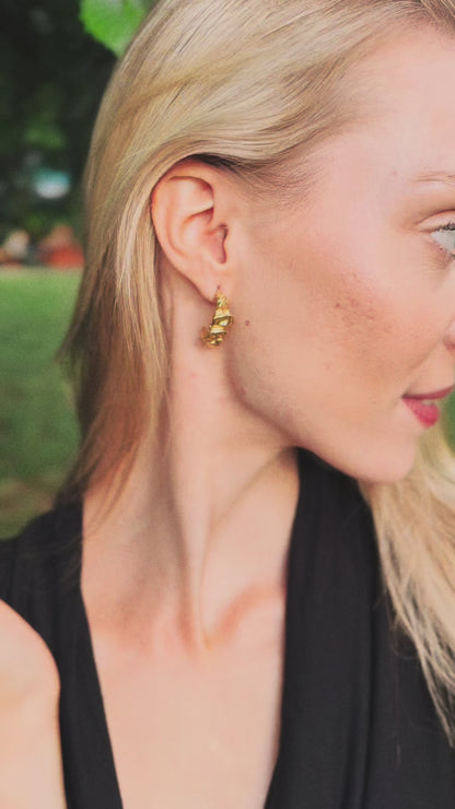 Náušnice se zmačkaným efektem Abstract hoops, pozlacené