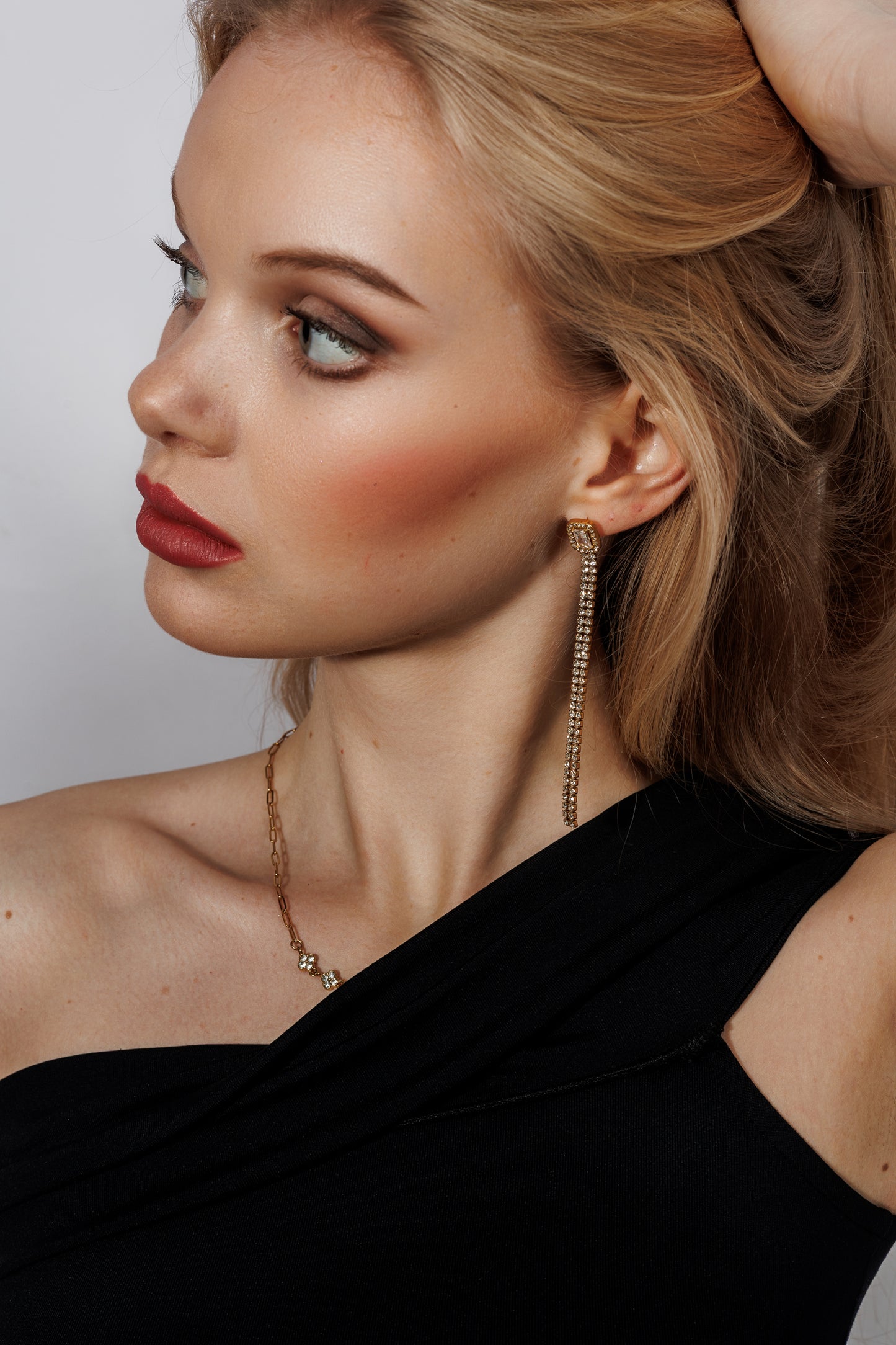 Pozlacené dlouhé náušnice s krystaly – Spotlight Queen